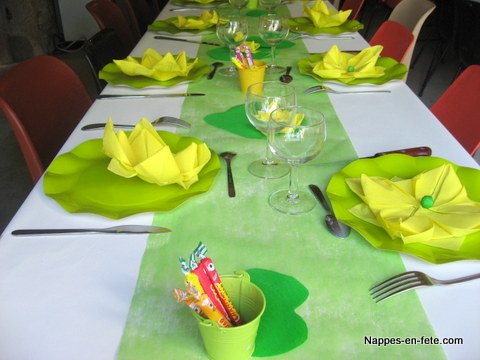 nappe papier imprégné ivoire, chemin de table intissé vert