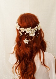 couronne de fleurs pour une coiffure de mariée tendance