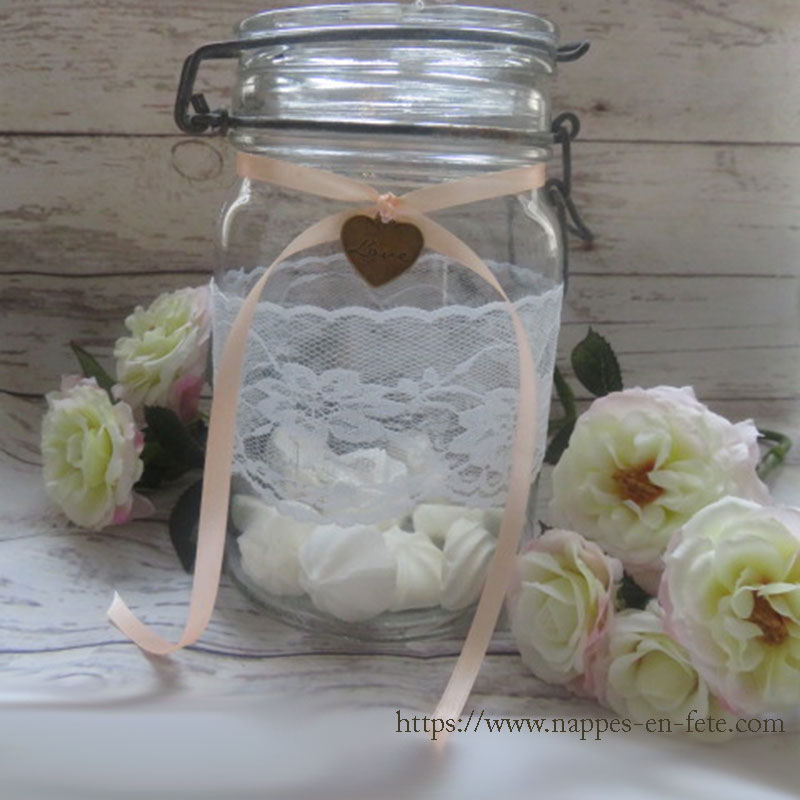 boval en verre avec meringues pour deco de mariage ou de bapteme