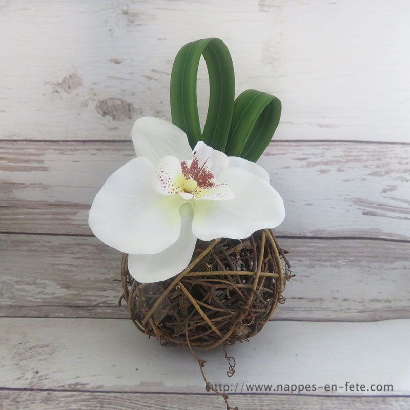 boule en rotin avec orchidée