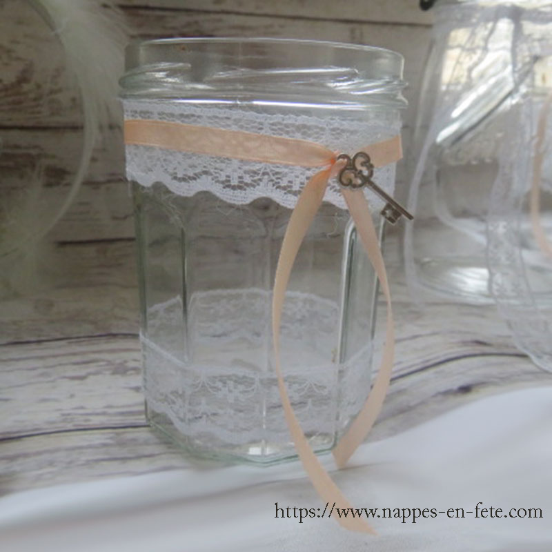 déco de table de mariage avec bocaux en verre et dentelle vintage